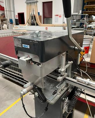 Foratrice per alluminio Comall a 3 mandrini