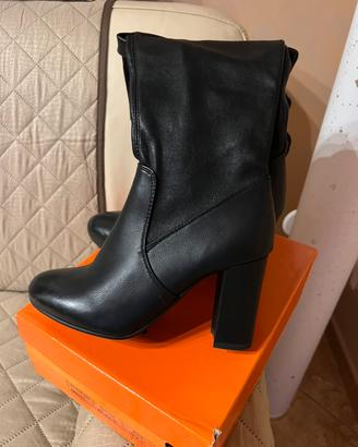 STIVALI DA DONNA “ NUOVI “