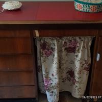 Mobile con macchina da cucire Necchi 