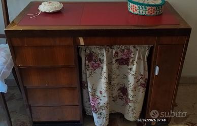 Mobile con macchina da cucire Necchi 