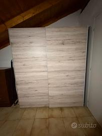 Armadio ante scorrevoli effetto legno