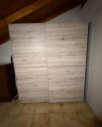 Armadio ante scorrevoli effetto legno