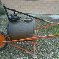 Pompa manuale in rame su carriola