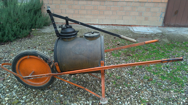 Pompa manuale in rame su carriola