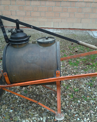 Pompa manuale in rame su carriola