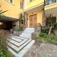 Sant'anastasia- palazzina+ box + locali comm.li