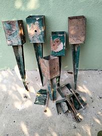 Supporti in ferro per pali con staffe e bulloni.