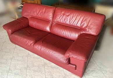 Divano in vera pelle rosso scuro tre posti