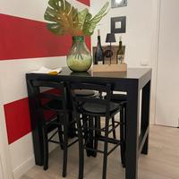 Tavolo bar con sgabelli nero in legno massiccio
