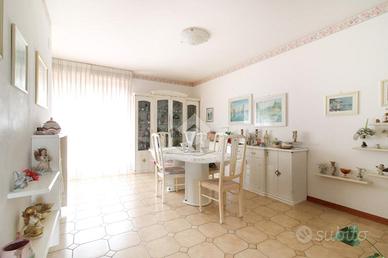 4 LOCALI A PORTO SAN GIORGIO