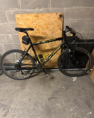 MTB Typhoon 26” Shimano Deore RockShox Tora 318
