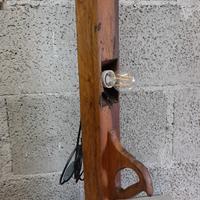 Lampada da tavolo in legno