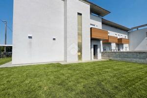 VILLA A SCHIERA A NOGAROLE ROCCA