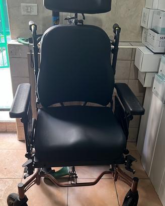 Sedia a rotelle basculante posturale