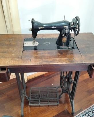 Macchina d'epoca da cucire Singer