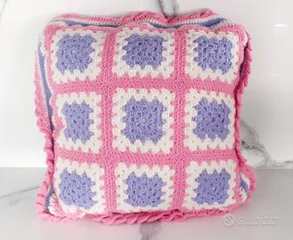 Cuscino artigianale all'uncinetto fatto a mano