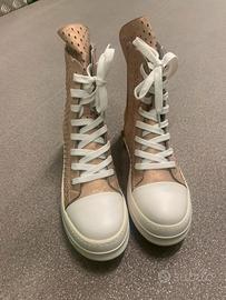 Scarpe estive traforate