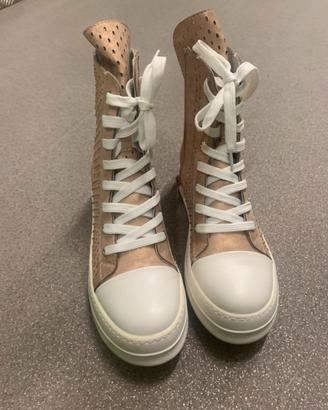 Scarpe estive traforate