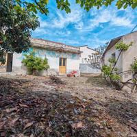 Indipendente da ristrutturare con ampio giardino