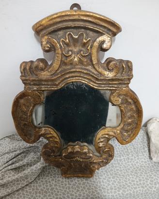 Antica specchiera in legno intagliato