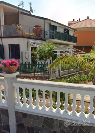 Casa su 3 livelli con giardino