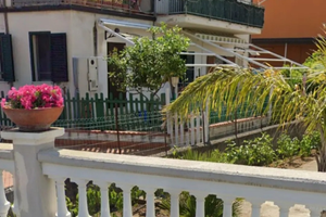 Casa su 3 livelli con giardino