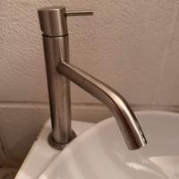 Lavabo bianco ovale con dispensatore acqua i