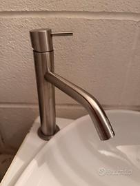 Lavabo bianco ovale con dispensatore acqua i