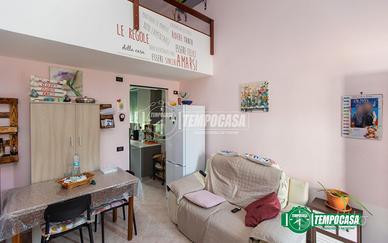 MONOLOCALE CON SOPPALCO CON CASCINALE E BOX