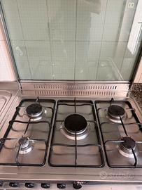 Gas a cinque fuochi e forno