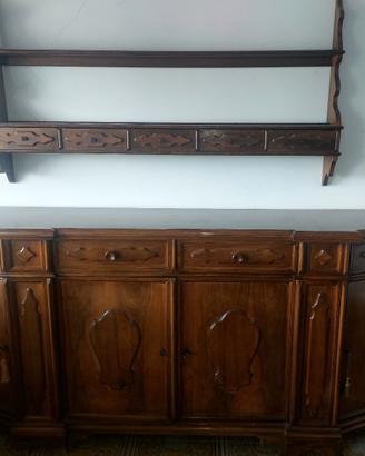 Credenza in legno massello con piattaia  abbinata