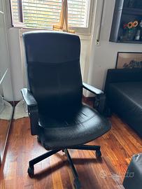 Poltrona in pelle nera