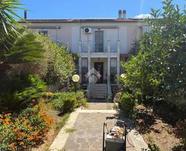 VILLA A SCHIERA A ROMA