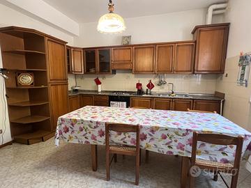 Cucina componibile in legno con tavolo e sedie