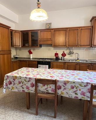 Cucina componibile in legno con tavolo e sedie