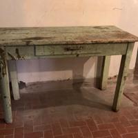 Vecchio tavolo da lavoro in legno