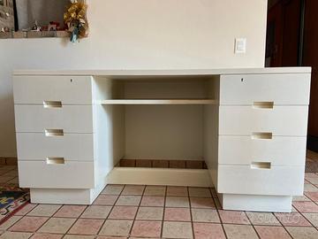 Scrivania in legno