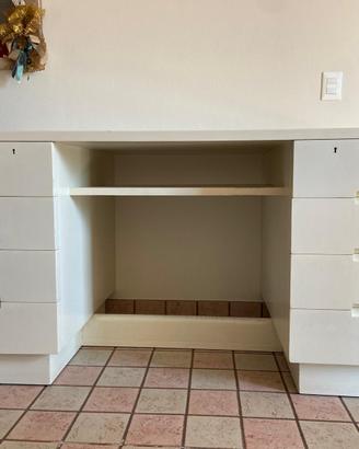Scrivania in legno