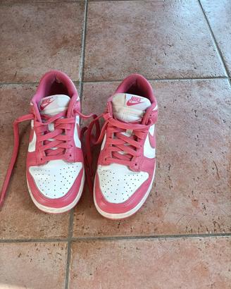 Nike Dunk Low rosse e bianche