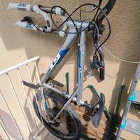 Mountain-bike GT con forcella FOX