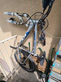 Mountain-bike GT con forcella FOX