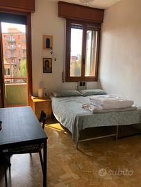 Stanza singola con terrazzino e letto matrimoniale