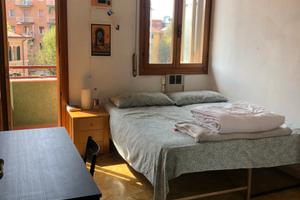 Stanza singola con terrazzino e letto matrimoniale