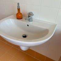 Lavandino sospeso con rubinetto Grohe