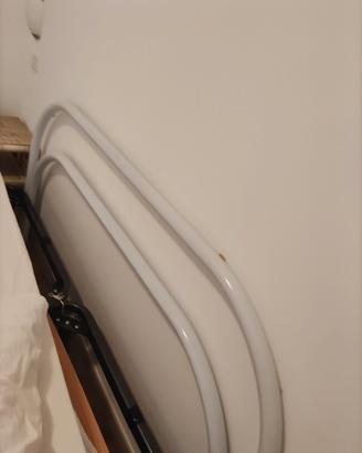 Letto matrimoniale in ferro battuto bianco.