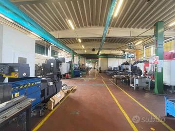 Ampio capannone con uffici e servizi