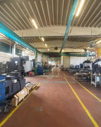 Ampio capannone con uffici e servizi