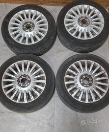 4 cerchi in lega e gomme da 15"