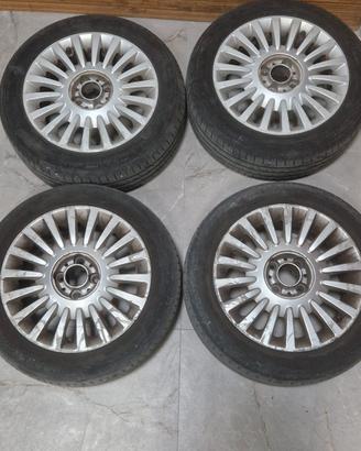 4 cerchi in lega e gomme da 15"