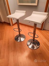 Coppia sgabelli regolabili in finta pelle bianca
